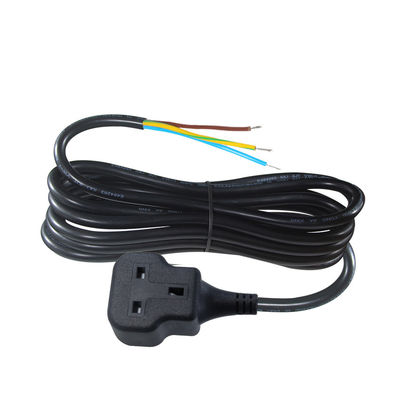 UK Standard (BS) Female Socket with Pre-Stripped and Tined Wire Terminals for Secure Crimp Connections (Стандарт Великобритании (BS)) - женская розетка с предварительно снятыми и консервированными проволочными терминалами для безопасных соединений с кремом.